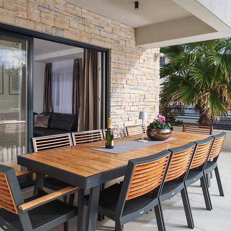 Villa Roca With Heated Pool And Sauna Привлака Екстериор снимка
