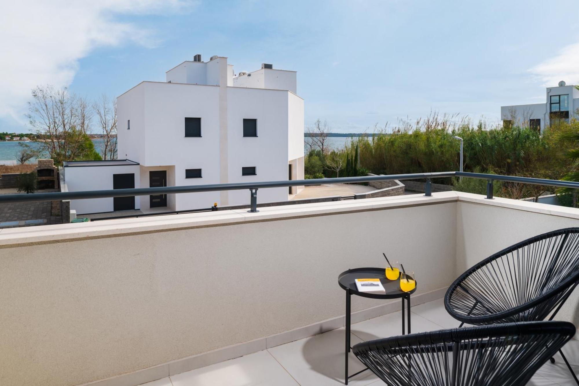 Villa Roca With Heated Pool And Sauna Привлака Екстериор снимка